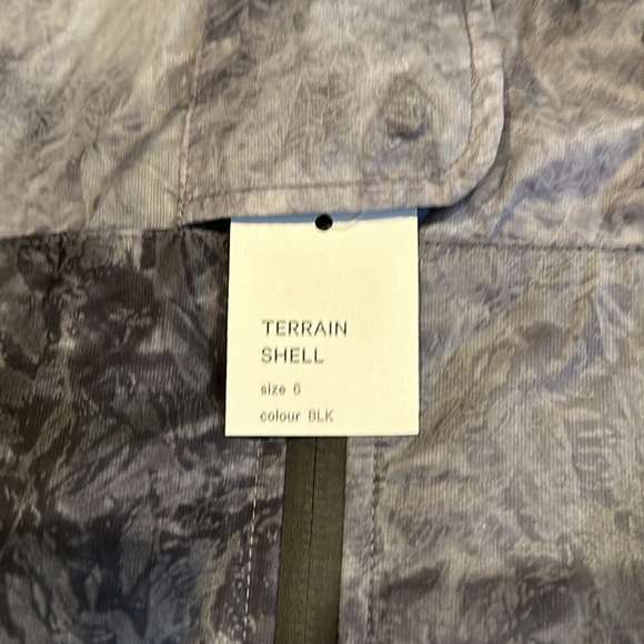 Lululemon Terrain Shell *lululemon lab. Black. Size 6. NWT. - Picture 2 of 4